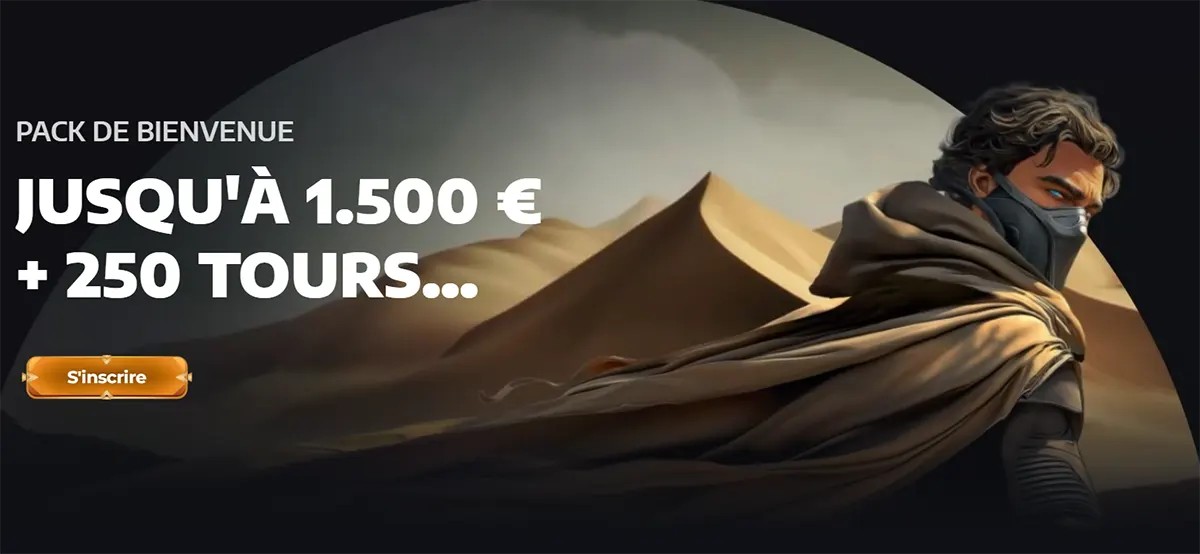 French welcome banner promoting “Pack de bienvenue: jusqu’à 1.500 € + 250 tours,” featuring desert sand dunes with a hooded character on the right and a “S’inscrire” button on the left.